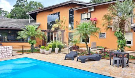 Casa à venda com 8 quartos, sendo 4 suítes,  em Roseira, Mairiporã, SP