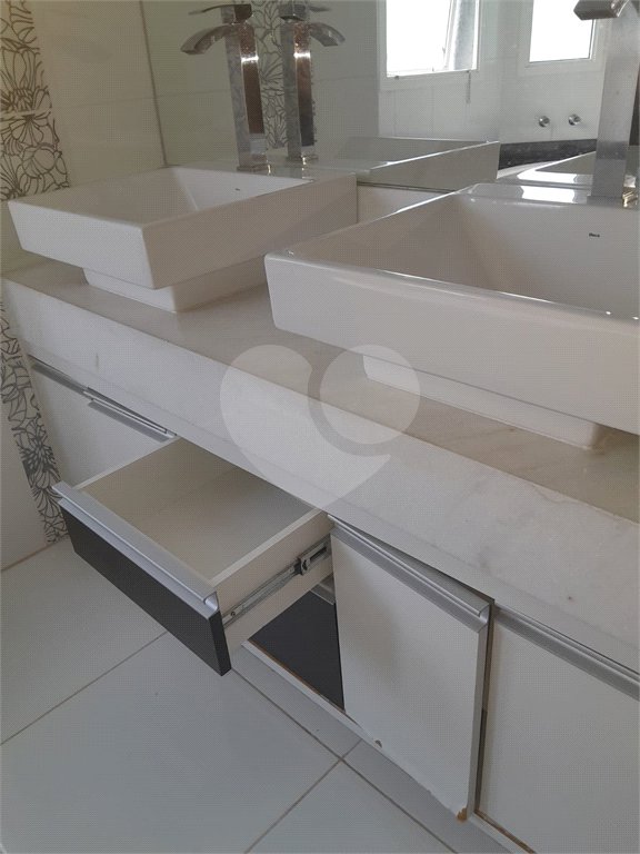 Casa à venda ou para alugar com 4 suítes em Chácaras São Carlos, Cotia, SP