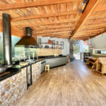 Casa à venda com 4 quartos, sendo 3 suítes, no condomínio Vilarejo, Carapicuíba - SP