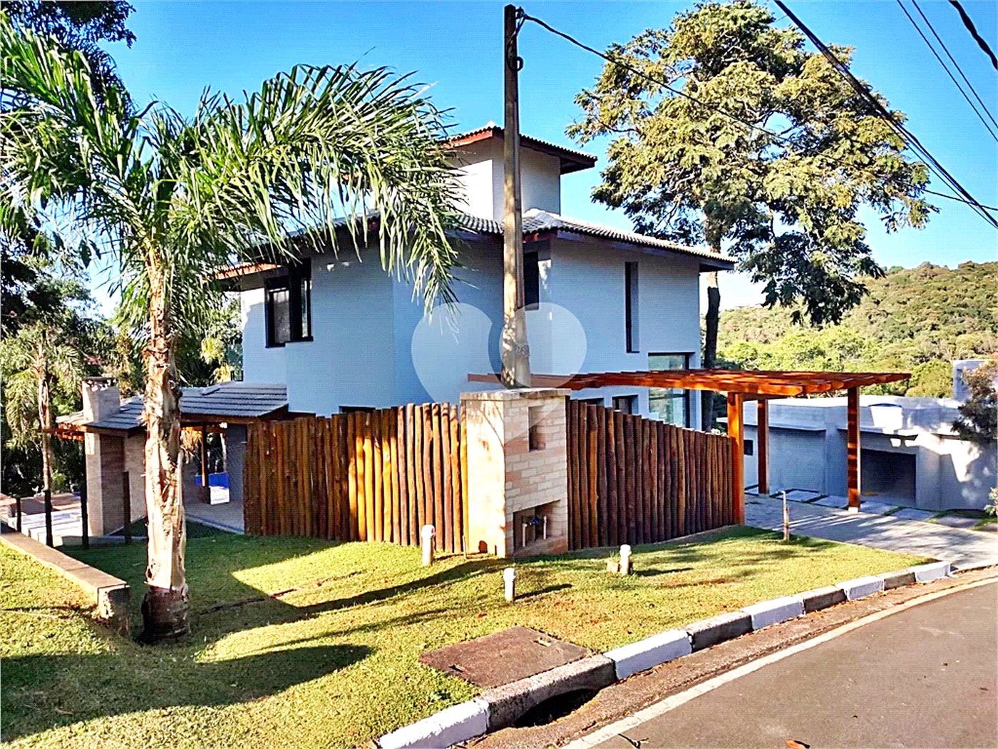Casa à venda com 4 quartos, sendo 3 suítes, no condomínio Cantareira, Mairiporã - SP