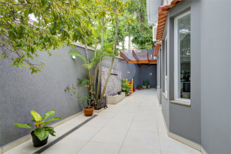 Casa à venda com 4 quartos, sendo 2 suítes, no condomínio Vila dos Ipês, São Paulo - SP