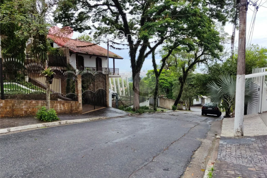 Casa à venda com 3 quartos, sendo 2 suítes, no condomínio Filipe de Vitry, São Paulo - SP