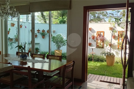 Sobrado à venda com 4 quartos, sendo 2 suítes,  em Vila Gilda, Santo André, SP