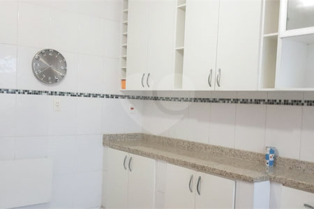 Sobrado à venda com 4 quartos, sendo 2 suítes, em Vila Hamburguesa, São Paulo, SP
