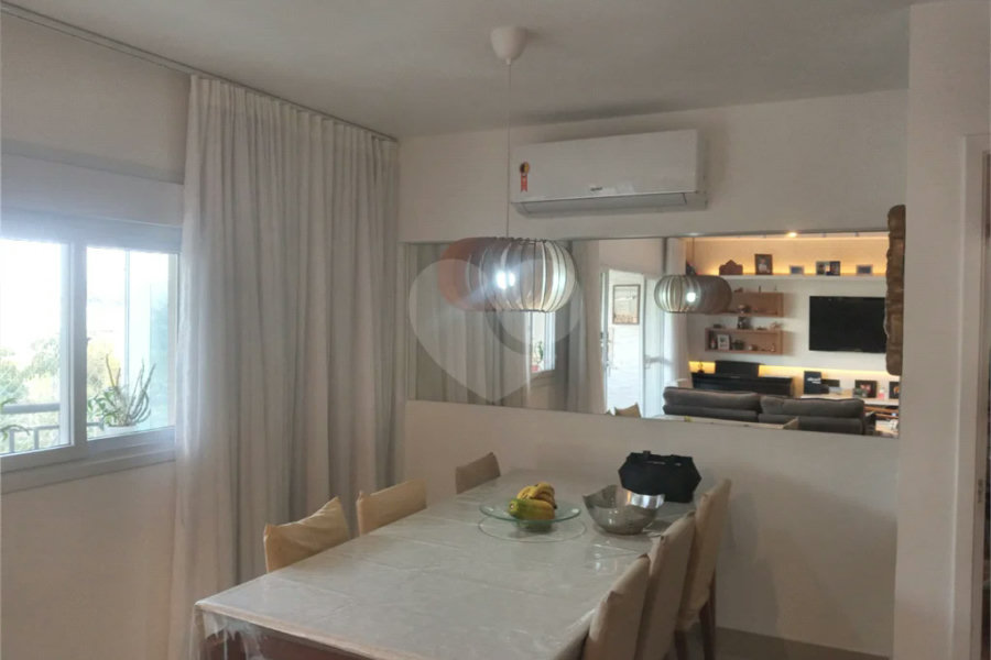 Apartamento 3 dormitórios, região do Campo Belo. Condomínio com laser completo.