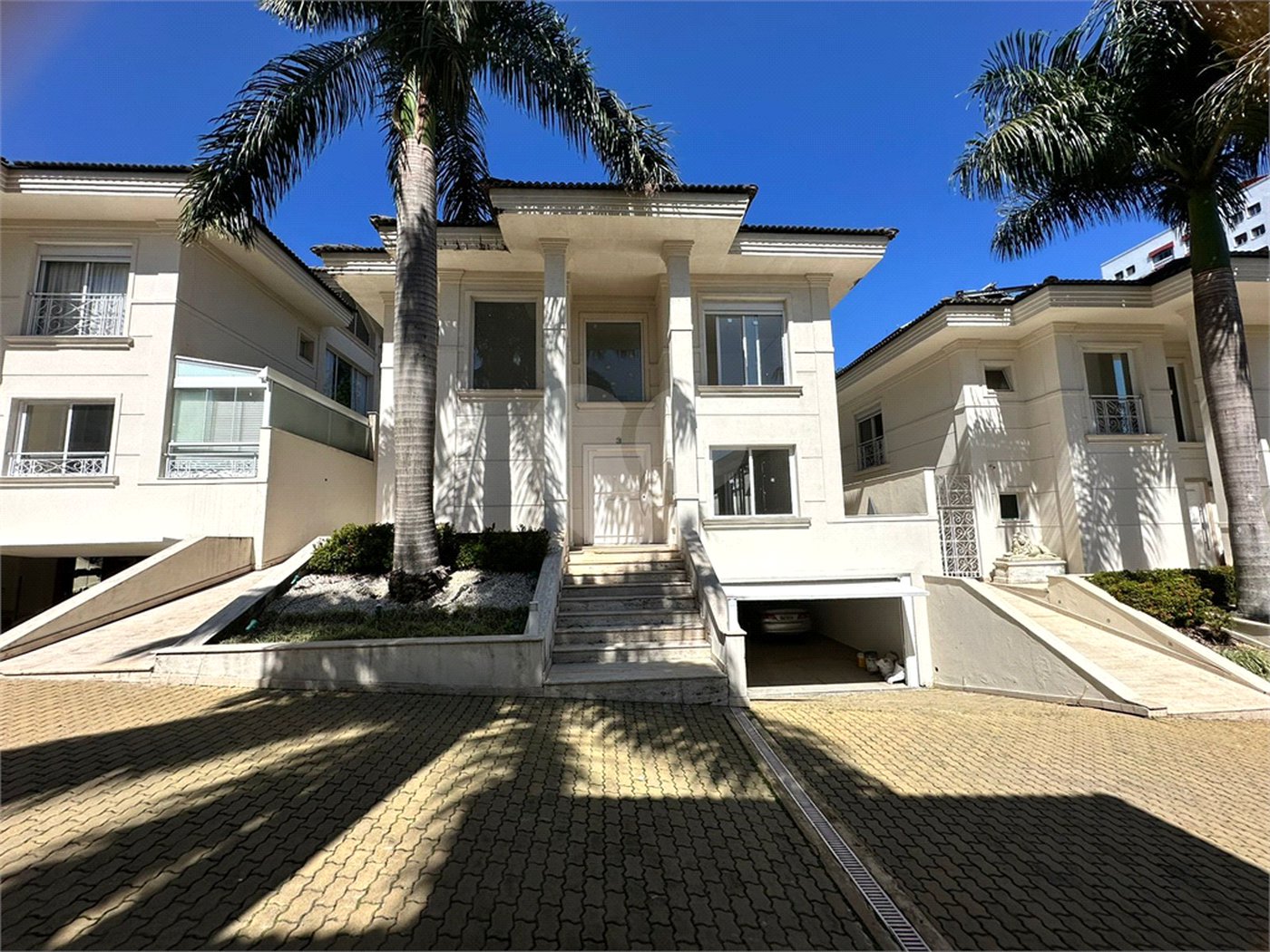Casa à venda com 4 suítes no condomínio Villaggio Houda, São Paulo - SP