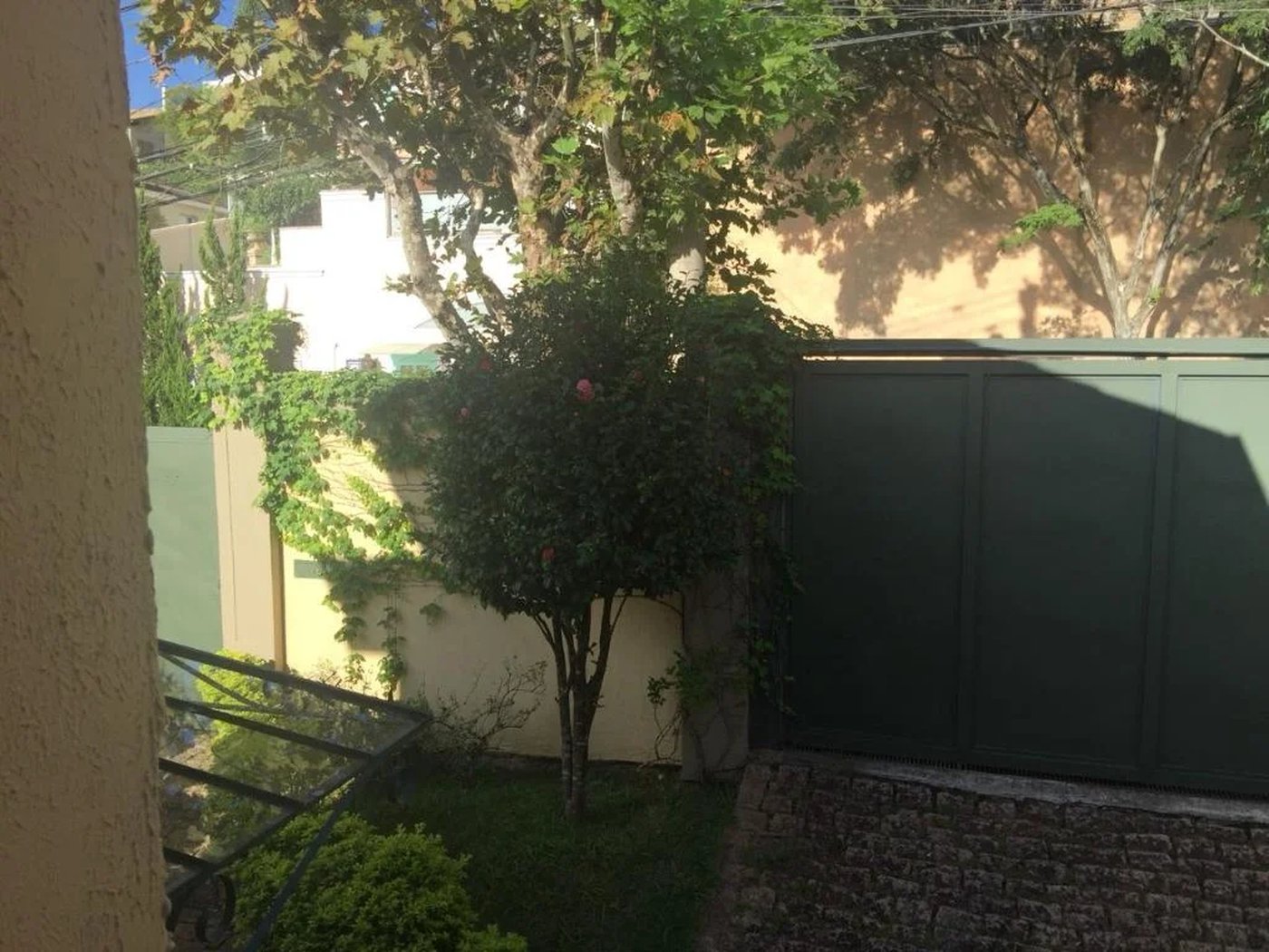 Casa à venda com 5 quartos, sendo 4 suítes, no condomínio Jardim Vitória Régia, São Paulo - SP