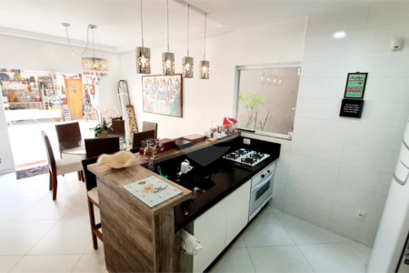Sobrado à venda com 3 quartos, sendo 1 suíte,  em Jardim Leocádia, Sorocaba, SP