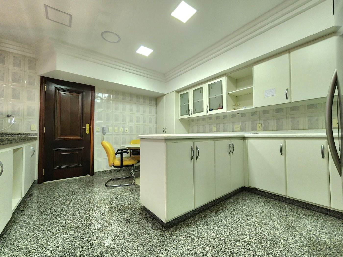 Apartamento Alto Padrão Frente Mar com 4 Dormitórios, 3 Suítes e 3 Vagas na Orla de Santos