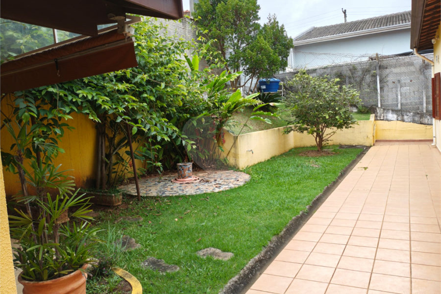 Casa à venda com 4 quartos, sendo 2 suítes,  em Country Residencial Felix, Bom Jesus dos Perdões, SP