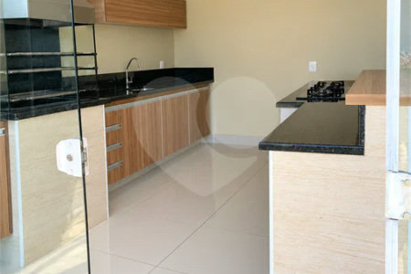 Cobertura de 255 m² com 3 dormitórios, 1 suíte, cozinha planejada, 2 vagas e área gourmet com churrasqueira.