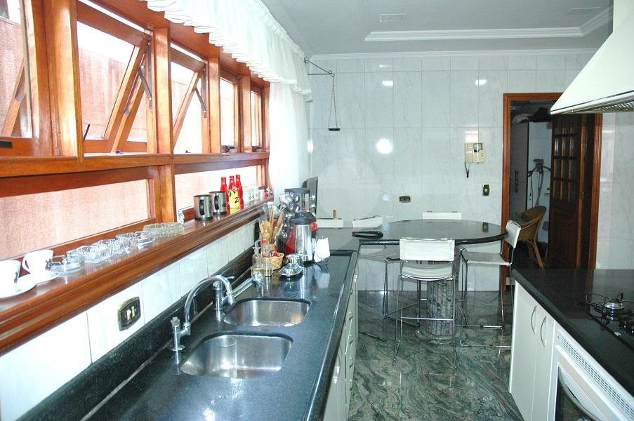 Sobrado à venda com 5 quartos, sendo 4 suítes, em Interlagos, São Paulo, SP