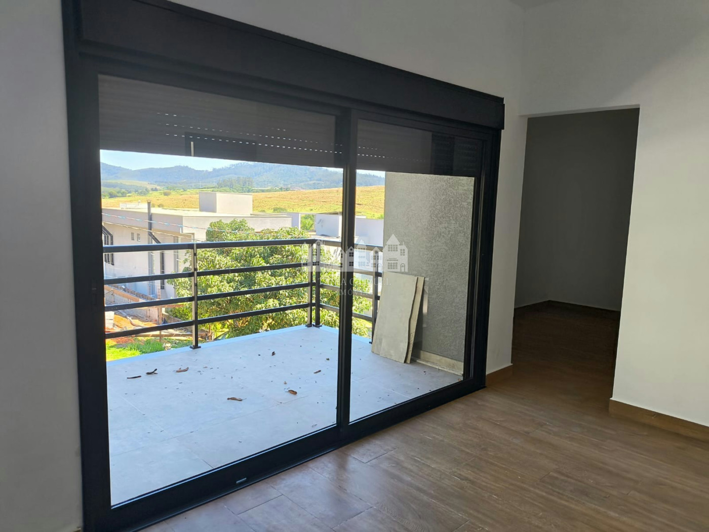 Casa à venda com 5 quartos, sendo 3 suítes, no condomínio Figueira Garden, Atibaia - SP