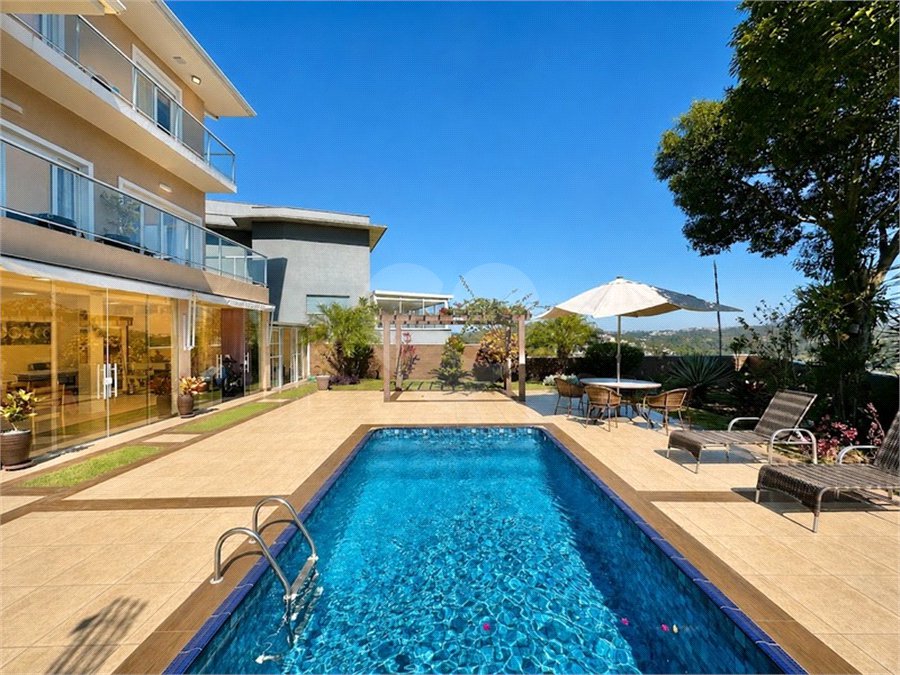 Casa à venda com 3 suítes no condomínio Golf Village, Carapicuíba - SP