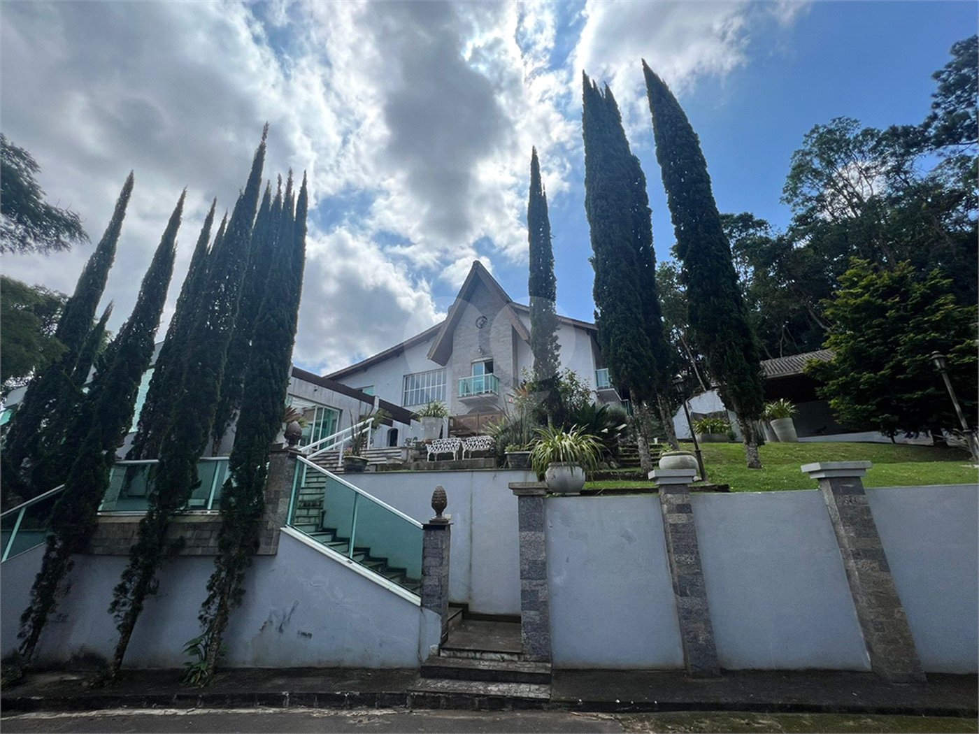 Casa à venda com 6 quartos, sendo 5 suítes, no condomínio Alpes da Cantareira, Mairiporã - SP