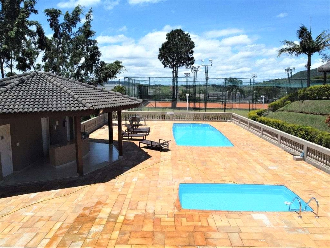 Casa à venda com 4 suítes no condomínio Osato, Atibaia - SP