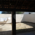 Casa Térrea com dormitórios, sendo 2 suítes.