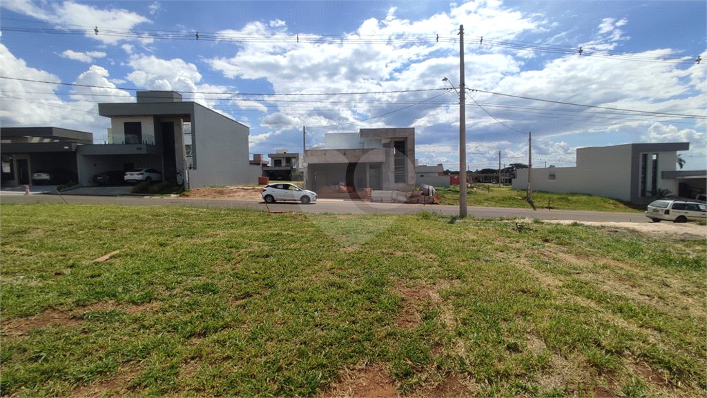 Lote à Venda em São Carlos, no Condomínio Villeneuve I