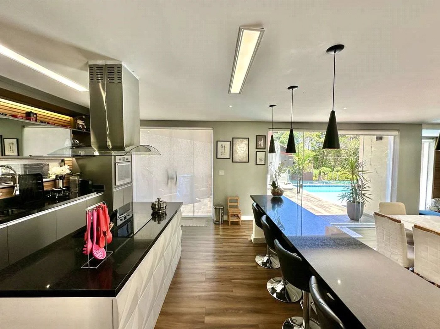 Casa à venda com 4 quartos, sendo 3 suítes,  no condomínio Vilarejo, Carapicuíba - SP