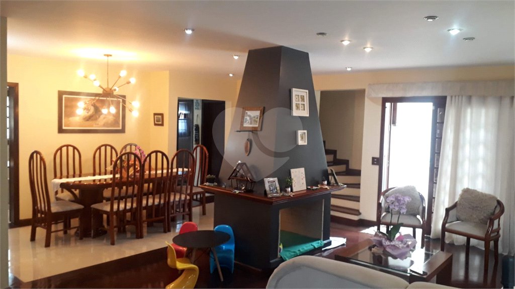 Casa à venda com 5 quartos, sendo 3 suítes,  em Vila Oliveira, Mogi das Cruzes, SP