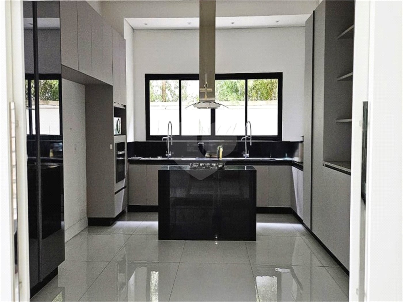 Casa à venda com 5 suítes no condomínio Tamboré II, Santana de Parnaíba - SP