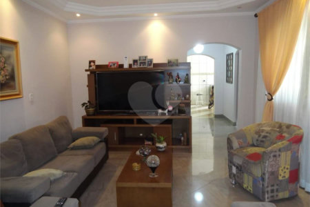 Sobrado à venda com 3 quartos, sendo 2 suítes, em Vila Júlia, Poá, SP