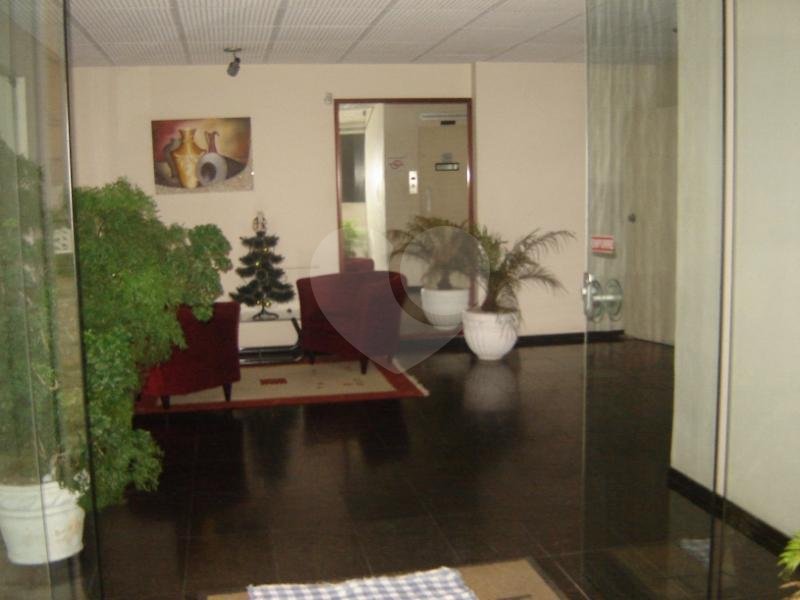 Apartamento com 4 quartos e ampla sala.