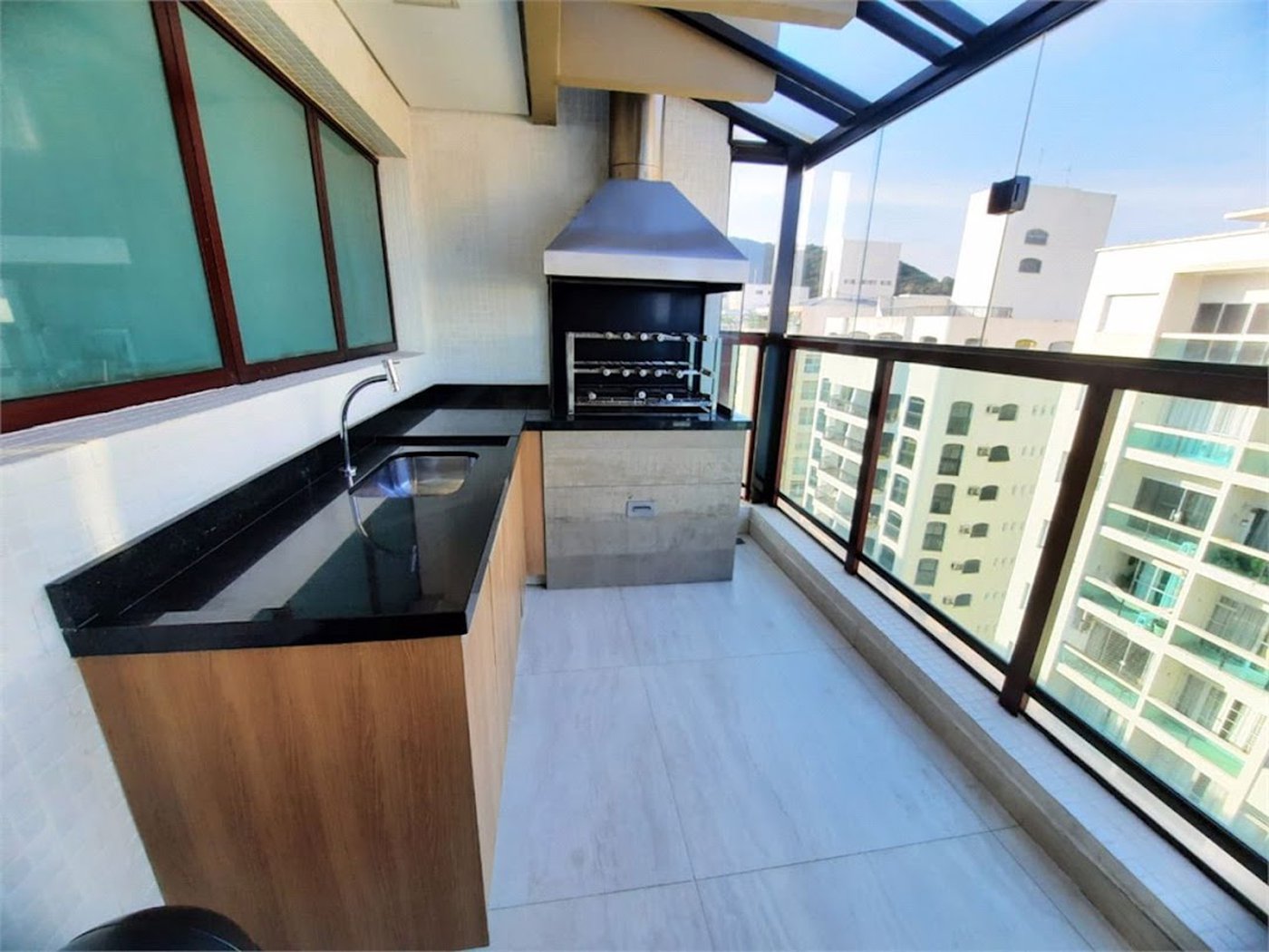 Apartamento Residencial à venda, Pitangueiras, Guarujá - AP0136.