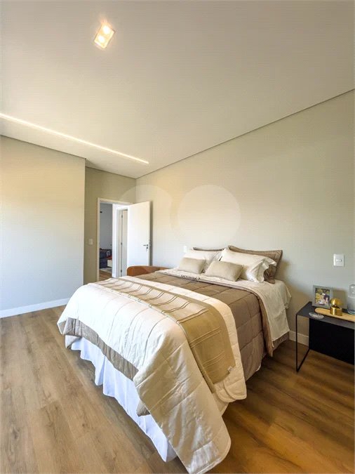 Indaiatuba - Condominio Villa Sapezal - 318 m² de Terreno - 230 m² de Área Construída - 3 suítes, sendo 1 Master com closet planejado - Sala de TV - Sala de estar integrada à Sala de jantar - Cozinha com móveis planejados - Despensa - Escritório planejado - Lavabo - Piscina com preparação para aquec