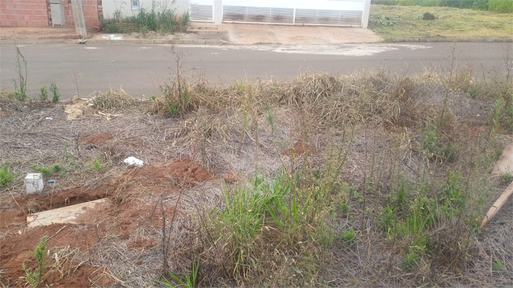 Lote no Jardim do Bosque, aceita financiamento ou aquisição de terreno e construção .