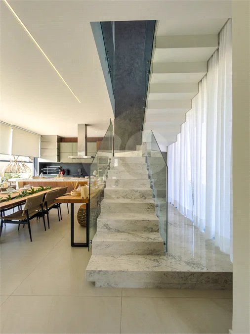 Indaiatuba - Condominio Villa Sapezal - 318 m² de Terreno - 230 m² de Área Construída - 3 suítes, sendo 1 Master com closet planejado - Sala de TV - Sala de estar integrada à Sala de jantar - Cozinha com móveis planejados - Despensa - Escritório planejado - Lavabo - Piscina com preparação para aquec