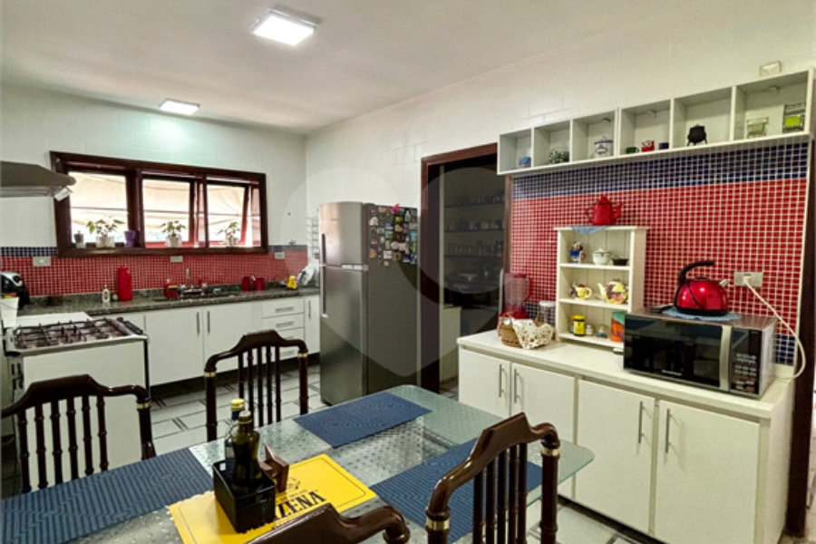 Sobrado à venda no Tucuruvi com 4 suítes, 2 master, salão de festas, área gourmet e 7 vagas.