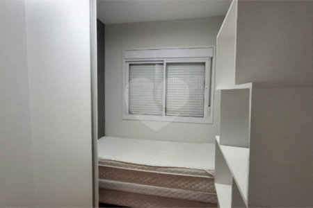 Apartamento com dois dormitórios sendo um climatizado, com duas vagas de garagem.