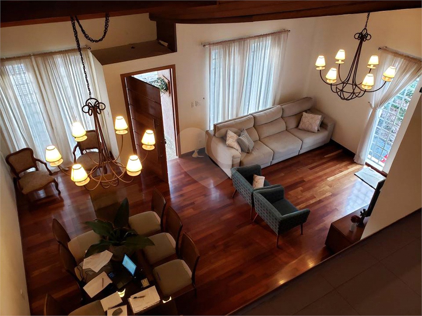 CASA COM 250m² 5 QUARTOS SENDO 3 SUITES COM 3 VAGAS