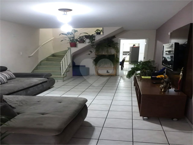 Sobrado à venda com 3 quartos, sendo 1 suíte,  em Vila Gustavo, São Paulo, SP