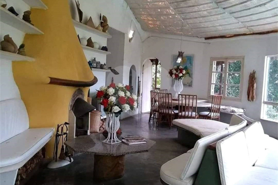 Chácara à venda com 4 quartos, sendo 3 suítes, no Centro, Juquitiba, SP