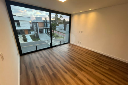 Casa à venda com 4 quartos, sendo 3 suítes, no condomínio Real Park Arujá, Arujá - SP