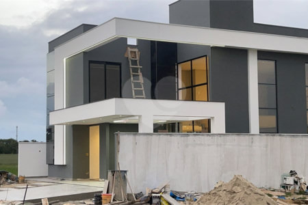 Casa em condomínio à venda com 4 quartos, sendo 1 suíte, em Ogiva, Cabo Frio, RJ