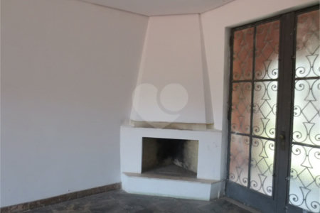 Casa no Pacaembu com ótima distribuição e amplo quintal em terreno em declive