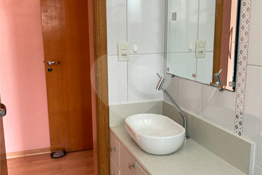 Sobrado à venda com 3 quartos, sendo 1 suíte, em Vila Constança, São Paulo, SP