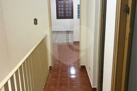 São Paulo - Capital - Bairro Santa Cruz - R4 495.000,00 - Aceita permuta por imóvel na cidade de Indaiatuba- Sp - Sobrado em rua residencial sem saída e com praça particular. O imóvel possui 2 quartos — 1 suíte com dois ambientes e acesso a hall externo. Sala ampla, cozinha com dois ambientes