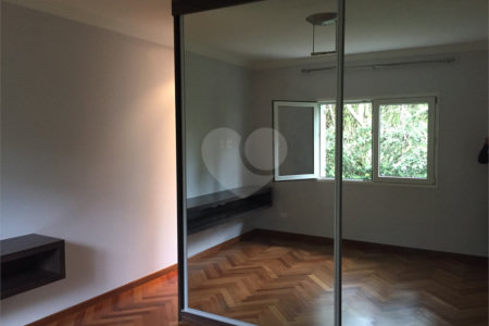 Casa à venda com 4 quartos, sendo 2 suítes, no condomínio Residencial Morumbi, São Paulo - SP