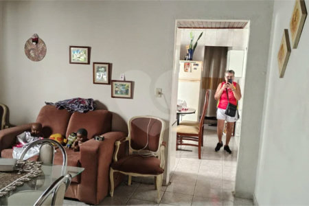 Casa com 150m² , 1 dormitório , 1 vaga de garagem , precisando de reforma , `venda na Penha.