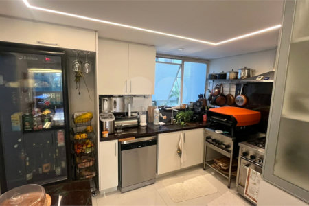 Apartamento à venda com 3 suítes em Vila Suzana, São Paulo, SP