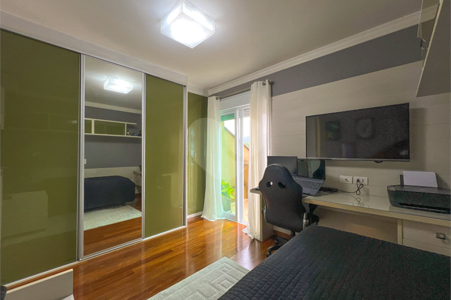 Casa à venda com 4 quartos, sendo 2 suítes,  no condomínio Floradas da Serra, São Paulo - SP