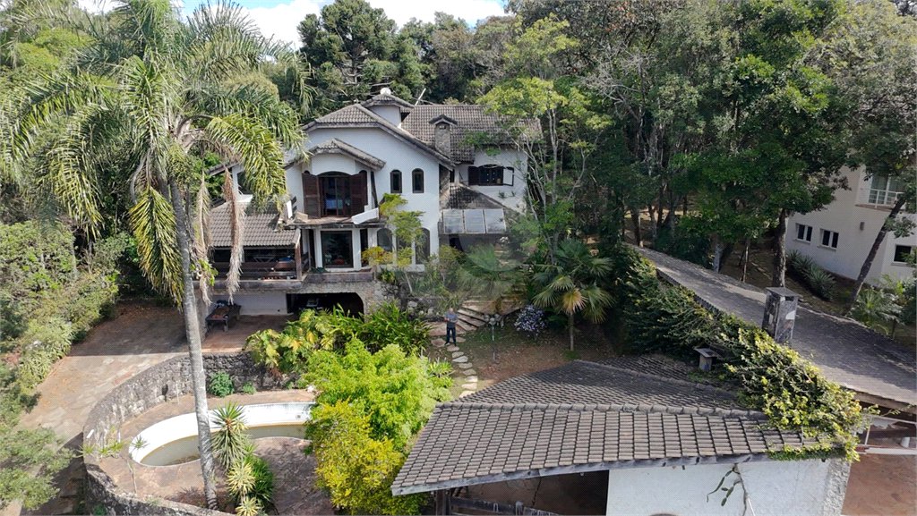 Casa à venda com 3 quartos, sendo 4 suítes, no condomínio Alpes da Cantareira, Mairiporã - SP