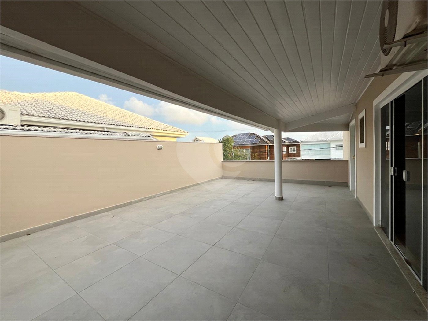 Casa à venda com 4 quartos, sendo 2 suítes, no condomínio Pedra Mar, Rio de Janeiro - RJ