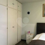 Casa térrea com 3 dormitórios, sendo 2 suítes.