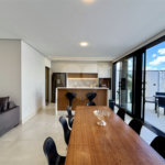 Indaiatuba - Sp - Condominio Maria Candida - R$ 2.250.000,00 - 3 suítes, sendo 1 master com closet e banheiro com duas cubas e dois chuveiros - Escritório - Piscina em Alvenaria aquecida e Hidro com Iluminação - Ar Condicionado instalado em todos os quartos, escritorio, sala e area gourmet