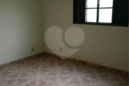 Casa térrea com 3 dormitórios.
